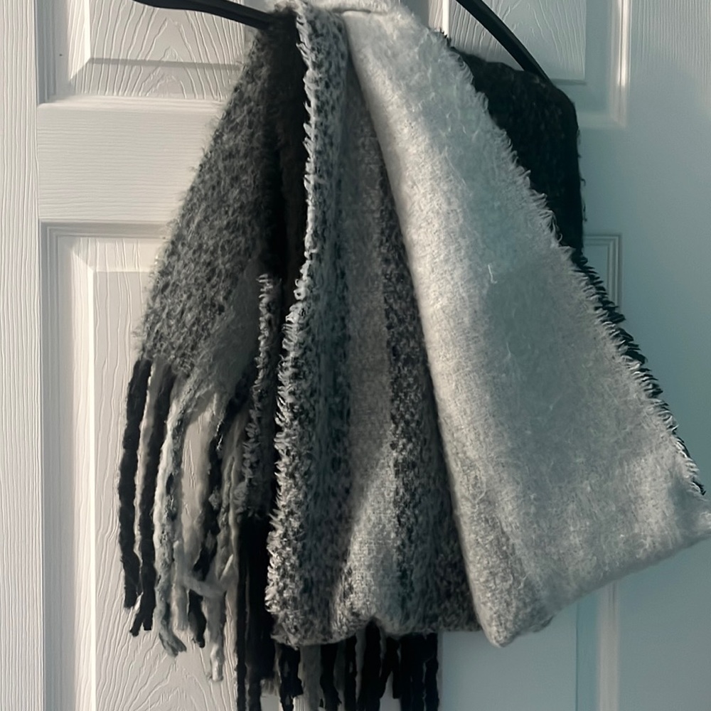 ✨MICHAEL STARS Brush Hour Oversized Scarf Black & Gray- soft, warm, cozy & cute! - Picture 4 of 7